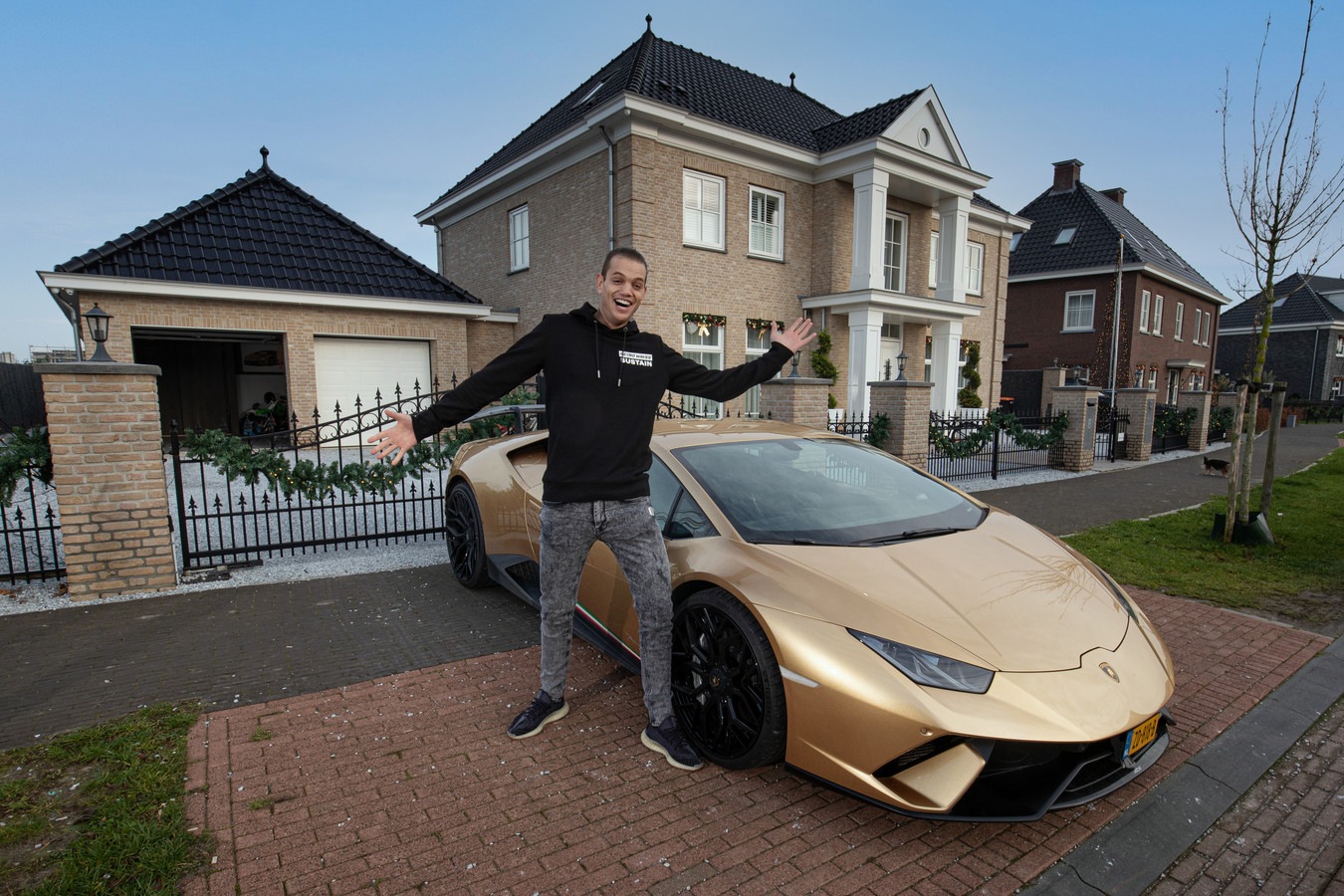 Chahid Charrak (30) binnen tien jaar multimiljonair… De Ondernemer Chahid Charrak (30) binnen tien jaar multimiljonair… De Ondernemer