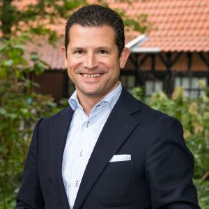 Dirk Beljaarts KHN buiten lach