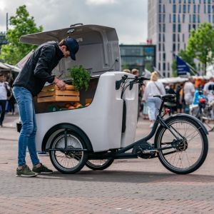 Duurzaam door het drukke stadsverkeer laveren met de vrachtfiets van Babboe Pro Groot