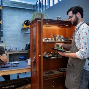 Teun rechts en Joep Prinsen in hun pennenfabriekje in Gebouw 32 van het voormalige Batacomplex in Best Kees Martens