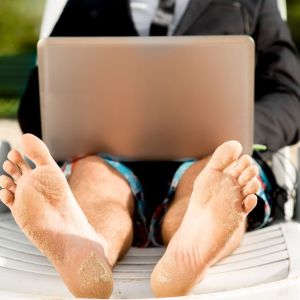 Man laptop strand digital nomad