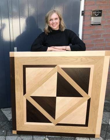 Rozemarijn van der Schilt uit Uden is een van de weinige vrouwen die parketten legt