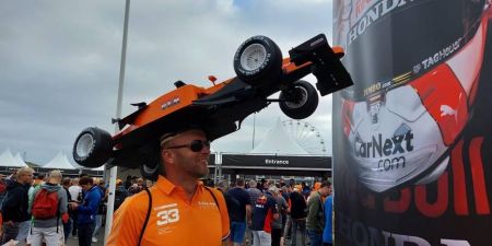 Max verstappen hoed auto chris de vries