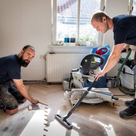 Nils van Mierlo links en Luuk Jansen van De Paal leggen parket in de Bossche Vughterstraat