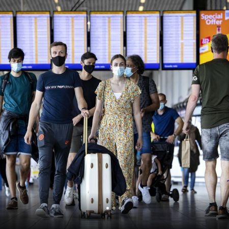 Schiphol reizigers corona mondkapjes reizen vliegveld anp