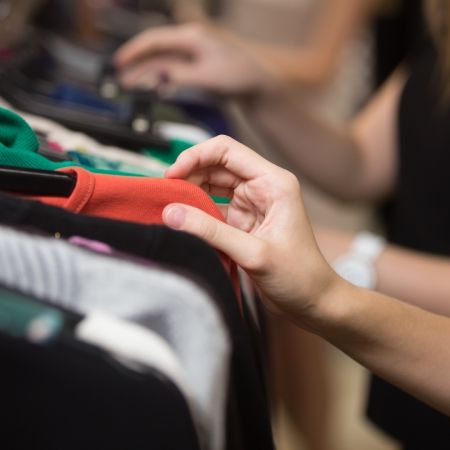Kledingwinkels stijgende omzetten comeback shoppen