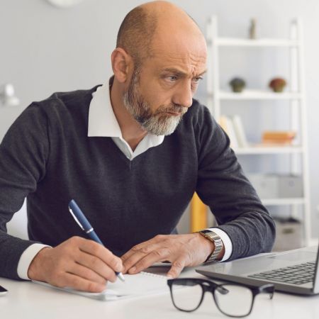 Man baard laptop thuiswerk