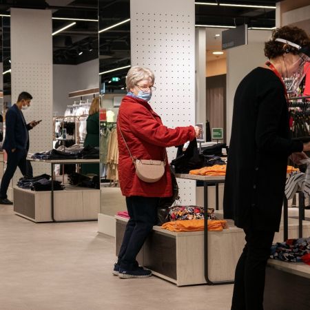 Persconferentie premier mark rutte hugo jonge inretail meerman rentree mondkapje