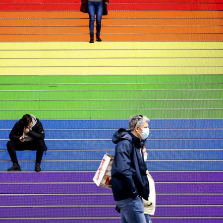 Regenboogvlag pride den haag trappen vk