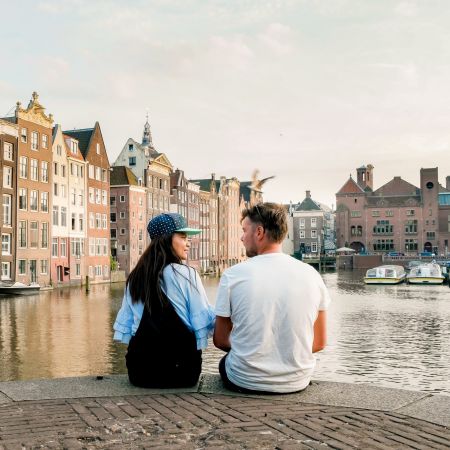 Toeristen koppel gracht amsterdam vk