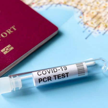 Vakantie reizen testen corona covid kleurcode oranje geel pcr test maatregelen maandag 26 juli toerisme