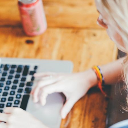 Vrouw computer manier behoed medewerkers rsi