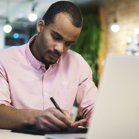 Werken laptop horeca koffiezaak