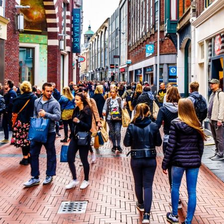Winkelstraat druk amsterdam