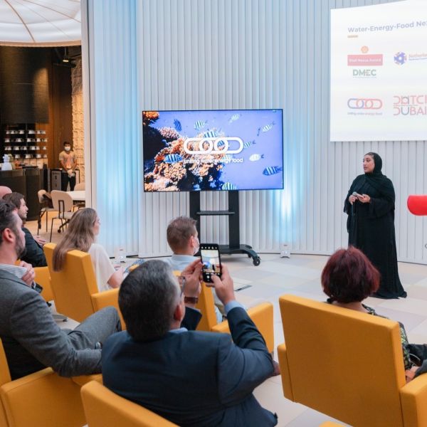 Dubai Expo presentatie scherm vrouw