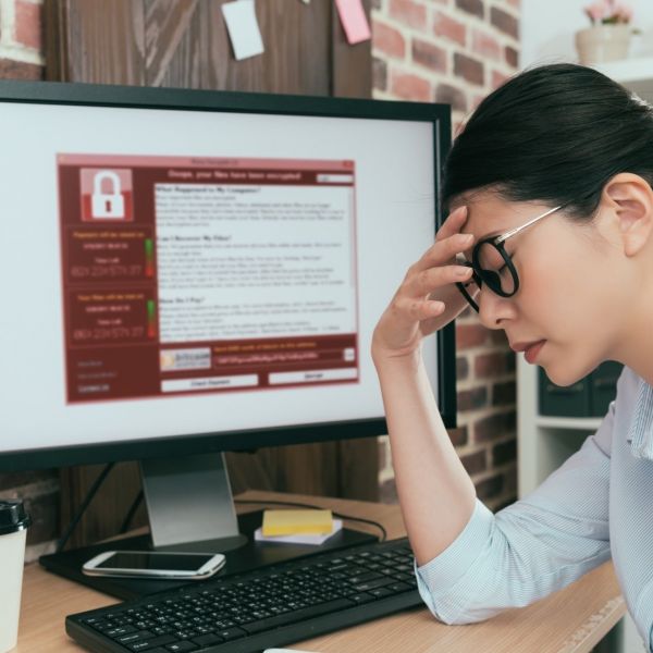 Cyberaanval bedrijf vrouw computer 2
