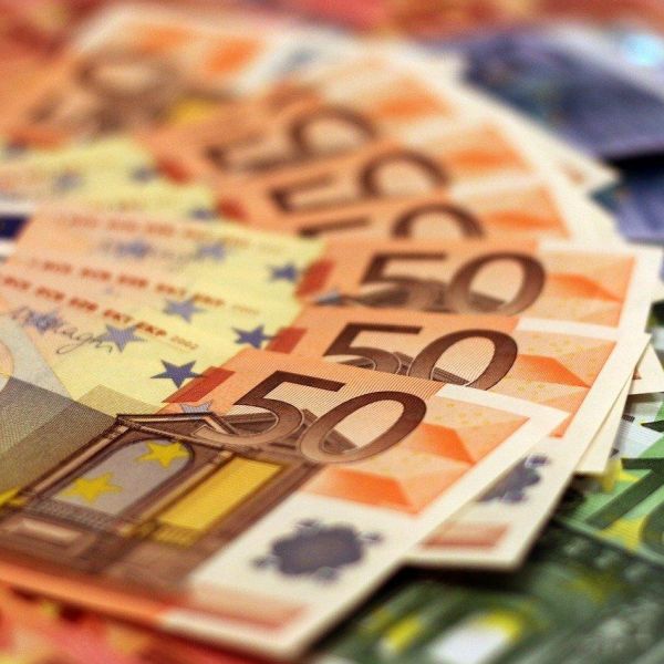 Geld euro bankbiljetten coronacrisis