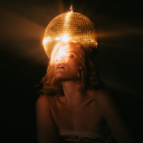 Nachtclub disco girl unsplash square