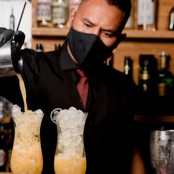 Nachtleven uitgaan corona mondkapje barman test