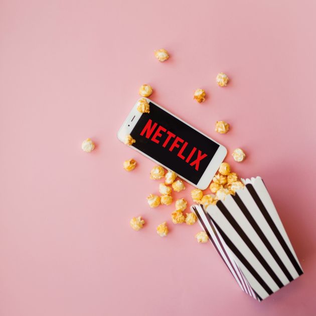 Netflix smartphone popcorn