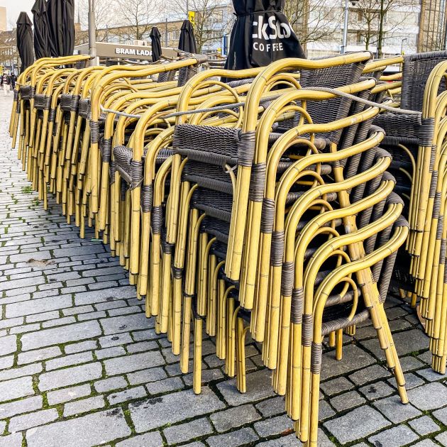 Stoelen horeca gesloten