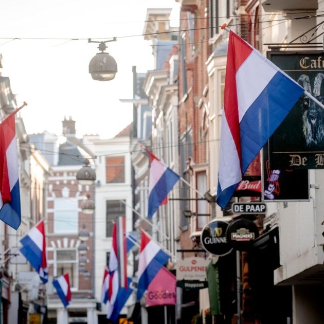 Vlag roodwitblauw nederland winkelstraat koningsdag