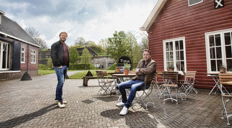 Broers Peek Brothers Liggend