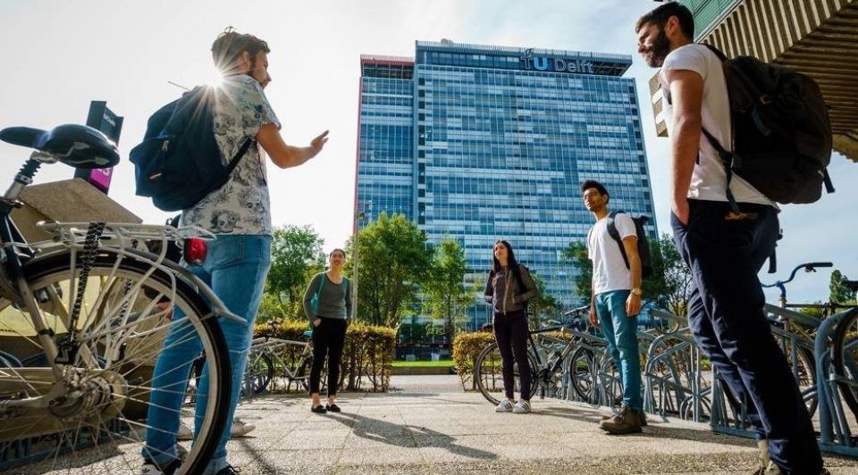 Studenten op TU Delft campus