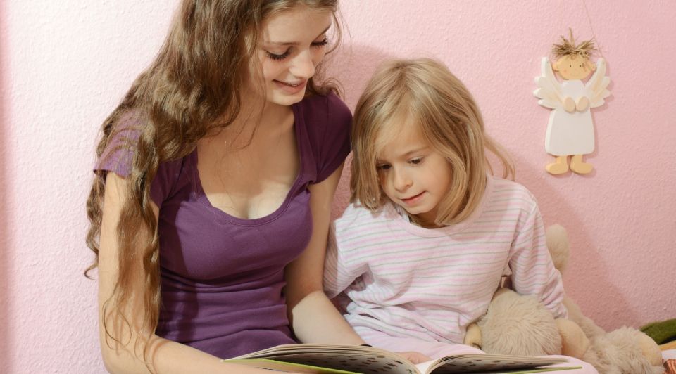 Au pair kind boek voorlezen