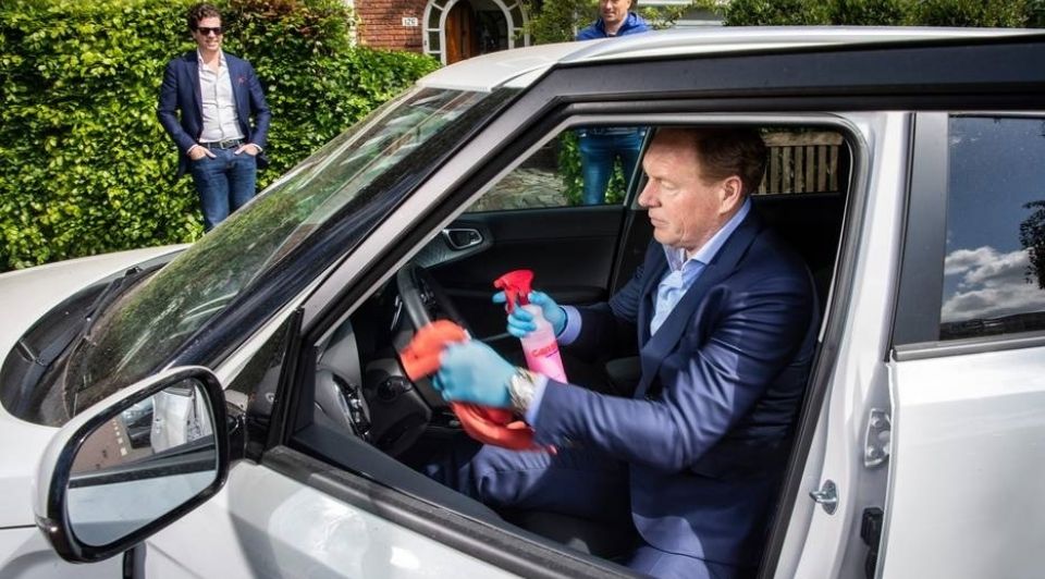 Autodealer frank Vaneman reinigt een auto voor potentiele kopen2