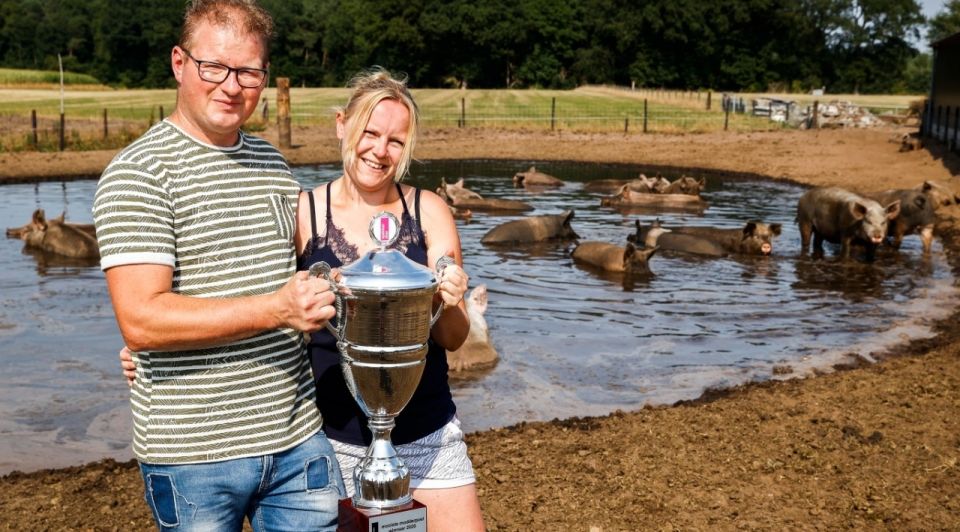 Bioboeren wakkerdier modderpoel