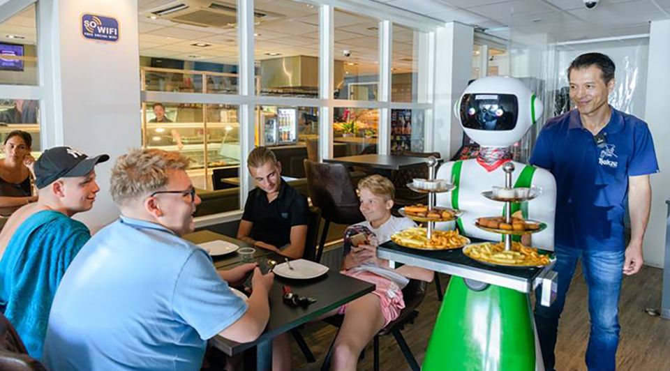 Cafetaria hakze bediening robot horeca