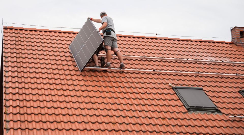 Monteur dak zonnepanelen