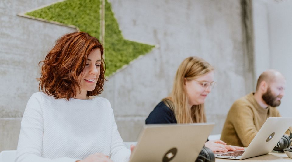 Teamleader drie personen laptop