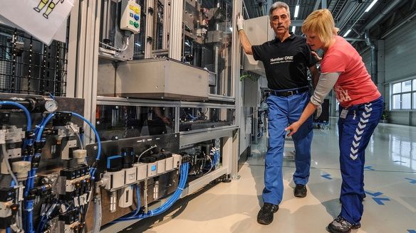 FYSIOTHERAPEUT BMW DINGOLFING ONTSPANNINGSOEFENINGEN PICTURE ALLIANCE DPA