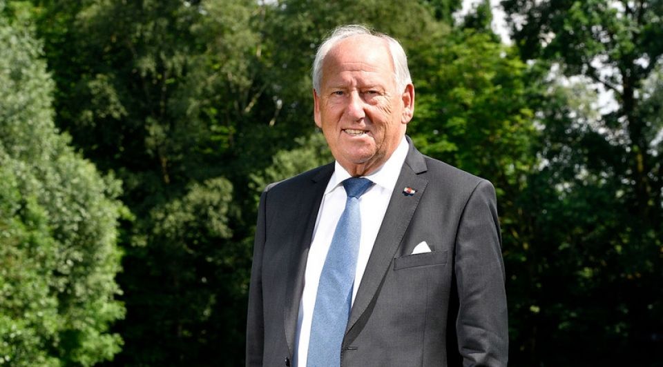 Gerard van der Tweel multimiljonair supermarkt supermarkten Suriname carriere