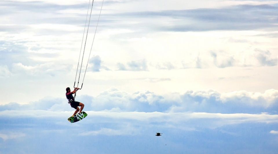 Jonge kitesurfers openen winkel webshop stock