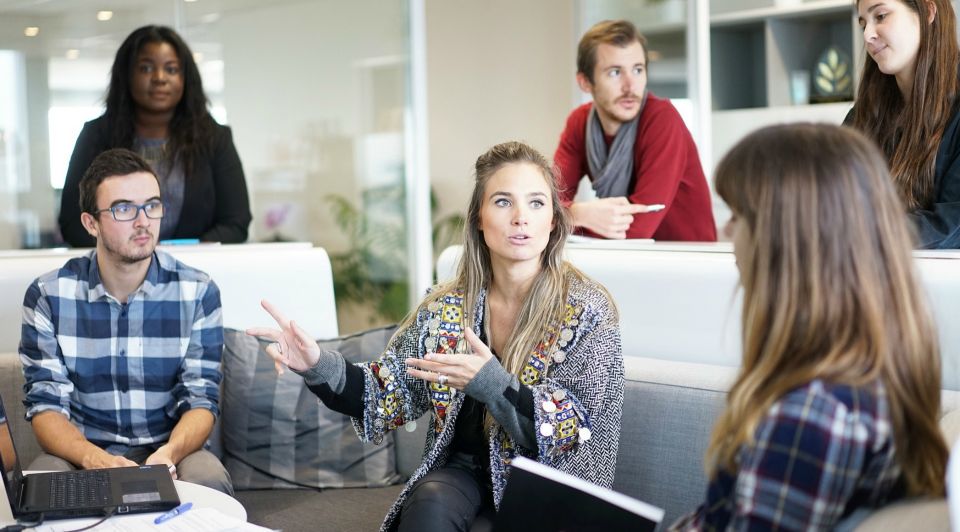 Jonge mannen vrouw baas