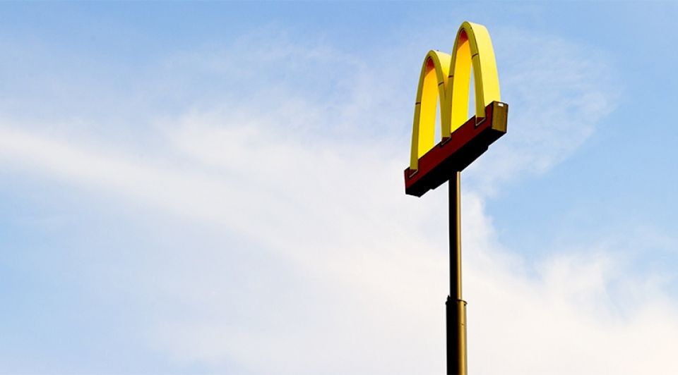 Mcdonalds logo bord fastfood