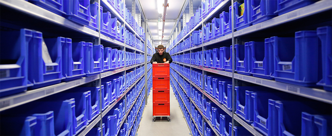 De Ondernemer | De imponerende logistiek achter de pakketten van…