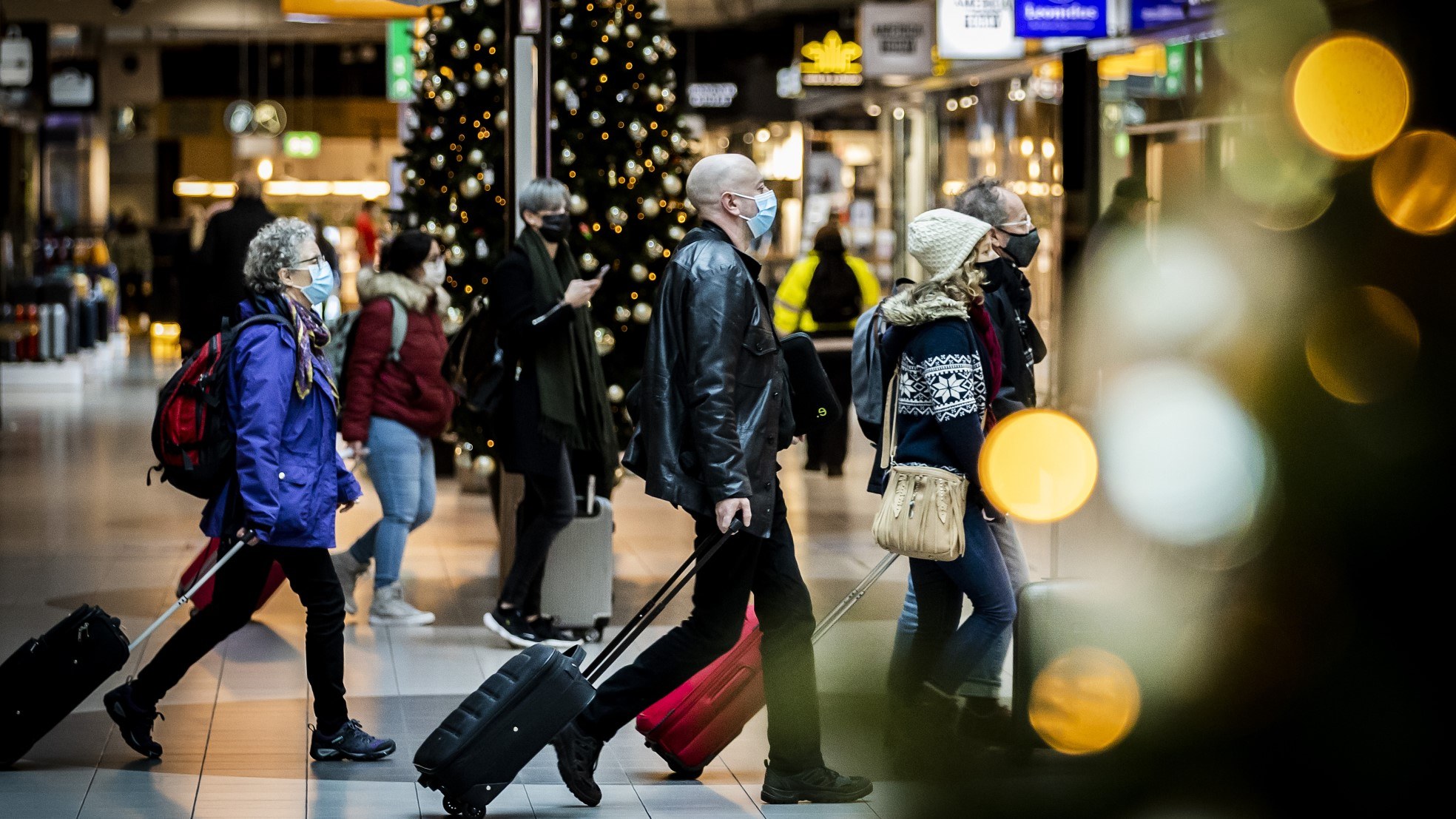 reizigers schiphol kersboom mondkapjes code oranje